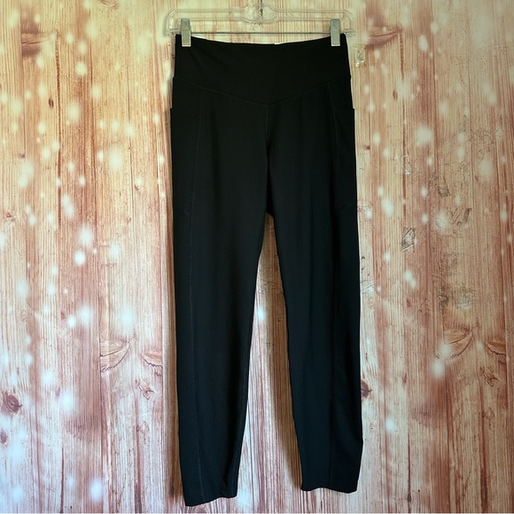 Old Navy Black High-Waisted PowerSoft Rib Pocket
Leggings - Picture 2 of 11